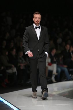 Zagreb, Hırvatistan 'fashion.hr' gösteri boris banovic tarafından tasarlanan kıyafetleri moda model.