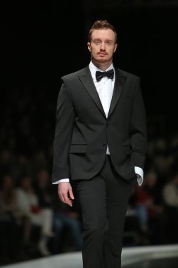 Zagreb, Hırvatistan 'fashion.hr' gösteri boris banovic tarafından tasarlanan kıyafetleri moda model.