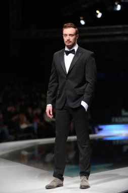Zagreb, Hırvatistan 'fashion.hr' gösteri boris banovic tarafından tasarlanan kıyafetleri moda model.