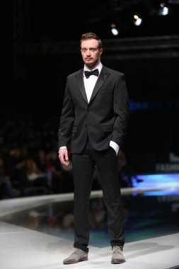 Zagreb, Hırvatistan 'fashion.hr' gösteri boris banovic tarafından tasarlanan kıyafetleri moda model.