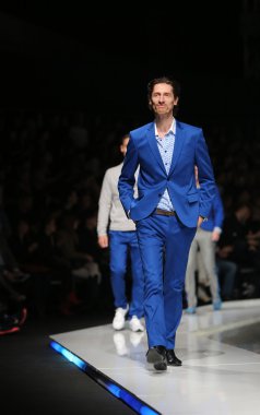 Zagreb, Hırvatistan 'fashion.hr' gösteri boris banovic tarafından tasarlanan kıyafetleri moda model.