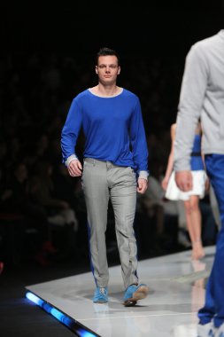 Zagreb, Hırvatistan 'fashion.hr' gösteri boris banovic tarafından tasarlanan kıyafetleri moda model.