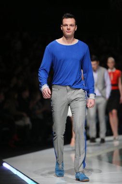 Zagreb, Hırvatistan 'fashion.hr' gösteri boris banovic tarafından tasarlanan kıyafetleri moda model.