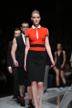 Zagreb, Hırvatistan 'fashion.hr' gösteri boris banovic tarafından tasarlanan kıyafetleri moda model.