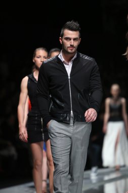 Zagreb, Hırvatistan 'fashion.hr' gösteri boris banovic tarafından tasarlanan kıyafetleri moda model.
