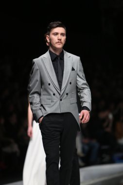 Zagreb, Hırvatistan 'fashion.hr' gösteri boris banovic tarafından tasarlanan kıyafetleri moda model.