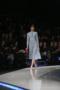 aleksandra dojcinovic, zagreb, Hırvatistan 'fashion.hr' show tarafından tasarlanan kıyafetleri moda model.