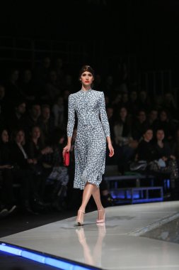 aleksandra dojcinovic, zagreb, Hırvatistan 'fashion.hr' show tarafından tasarlanan kıyafetleri moda model.