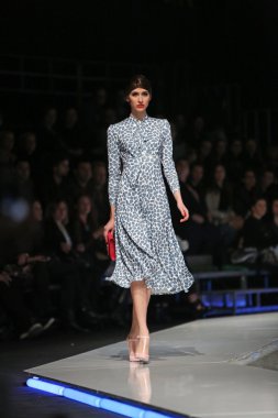 aleksandra dojcinovic, zagreb, Hırvatistan 'fashion.hr' show tarafından tasarlanan kıyafetleri moda model.