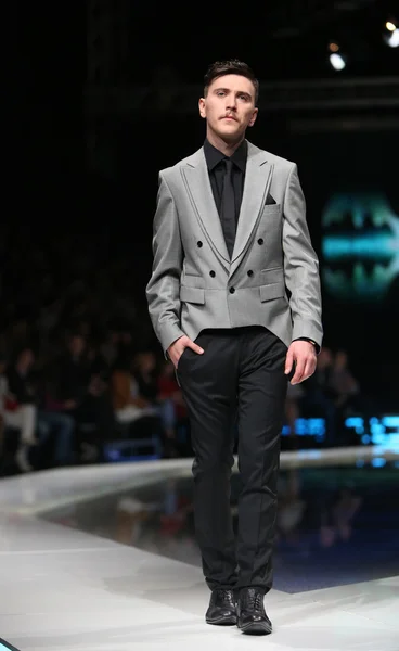 Moda indossando abiti disegnati da Boris Banovic alla mostra 'Fashion.hr' a Zagabria, Croazia . — Foto Stock