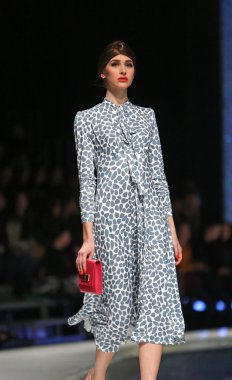 aleksandra dojcinovic, zagreb, Hırvatistan 'fashion.hr' show tarafından tasarlanan kıyafetleri moda model.