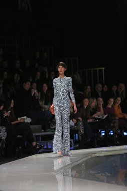 aleksandra dojcinovic, zagreb, Hırvatistan 'fashion.hr' show tarafından tasarlanan kıyafetleri moda model.