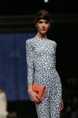 aleksandra dojcinovic, zagreb, Hırvatistan 'fashion.hr' show tarafından tasarlanan kıyafetleri moda model.