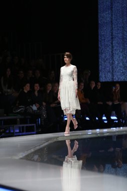 aleksandra dojcinovic, zagreb, Hırvatistan 'fashion.hr' show tarafından tasarlanan kıyafetleri moda model.