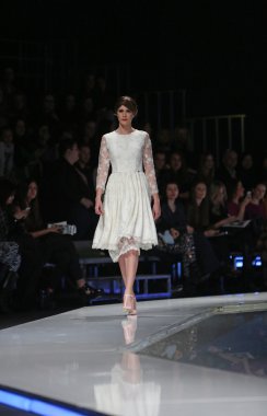 aleksandra dojcinovic, zagreb, Hırvatistan 'fashion.hr' show tarafından tasarlanan kıyafetleri moda model.