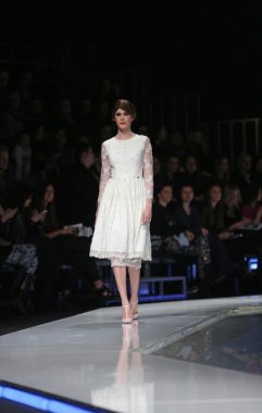 aleksandra dojcinovic, zagreb, Hırvatistan 'fashion.hr' show tarafından tasarlanan kıyafetleri moda model.
