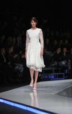 aleksandra dojcinovic, zagreb, Hırvatistan 'fashion.hr' show tarafından tasarlanan kıyafetleri moda model.