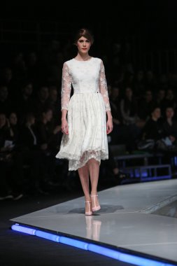 aleksandra dojcinovic, zagreb, Hırvatistan 'fashion.hr' show tarafından tasarlanan kıyafetleri moda model.