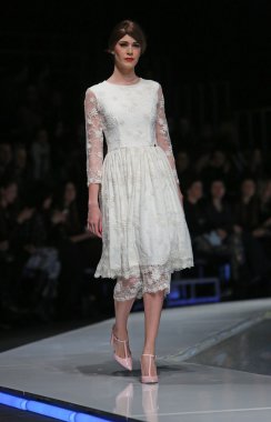 aleksandra dojcinovic, zagreb, Hırvatistan 'fashion.hr' show tarafından tasarlanan kıyafetleri moda model.