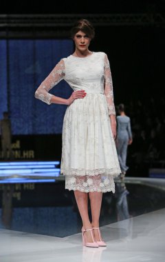 aleksandra dojcinovic, zagreb, Hırvatistan 'fashion.hr' show tarafından tasarlanan kıyafetleri moda model.