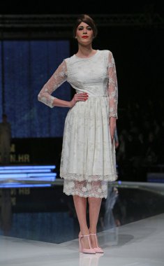 aleksandra dojcinovic, zagreb, Hırvatistan 'fashion.hr' show tarafından tasarlanan kıyafetleri moda model.