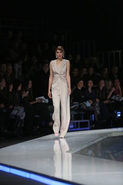 aleksandra dojcinovic, zagreb, Hırvatistan 'fashion.hr' show tarafından tasarlanan kıyafetleri moda model.