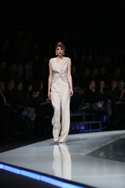 aleksandra dojcinovic, zagreb, Hırvatistan 'fashion.hr' show tarafından tasarlanan kıyafetleri moda model.