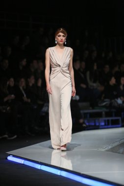 aleksandra dojcinovic, zagreb, Hırvatistan 'fashion.hr' show tarafından tasarlanan kıyafetleri moda model.