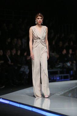 aleksandra dojcinovic, zagreb, Hırvatistan 'fashion.hr' show tarafından tasarlanan kıyafetleri moda model.