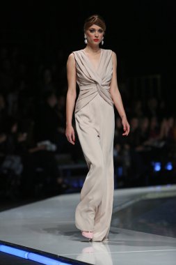 aleksandra dojcinovic, zagreb, Hırvatistan 'fashion.hr' show tarafından tasarlanan kıyafetleri moda model.