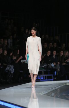 aleksandra dojcinovic, zagreb, Hırvatistan 'fashion.hr' show tarafından tasarlanan kıyafetleri moda model.