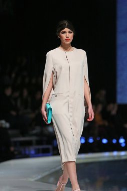 aleksandra dojcinovic, zagreb, Hırvatistan 'fashion.hr' show tarafından tasarlanan kıyafetleri moda model.