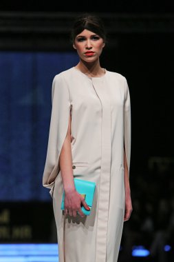 aleksandra dojcinovic, zagreb, Hırvatistan 'fashion.hr' show tarafından tasarlanan kıyafetleri moda model.