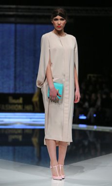 aleksandra dojcinovic, zagreb, Hırvatistan 'fashion.hr' show tarafından tasarlanan kıyafetleri moda model.