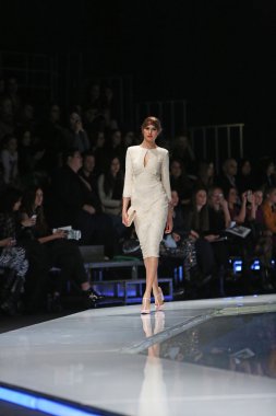 aleksandra dojcinovic, zagreb, Hırvatistan 'fashion.hr' show tarafından tasarlanan kıyafetleri moda model.