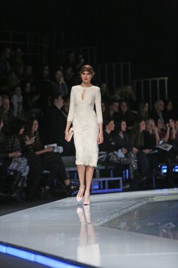 aleksandra dojcinovic, zagreb, Hırvatistan 'fashion.hr' show tarafından tasarlanan kıyafetleri moda model.
