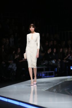 aleksandra dojcinovic, zagreb, Hırvatistan 'fashion.hr' show tarafından tasarlanan kıyafetleri moda model.