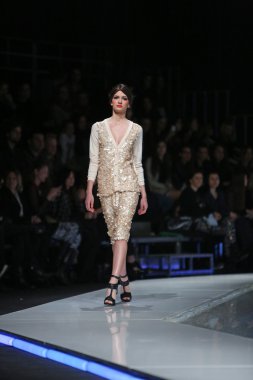 aleksandra dojcinovic, zagreb, Hırvatistan 'fashion.hr' show tarafından tasarlanan kıyafetleri moda model.