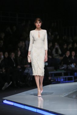 aleksandra dojcinovic, zagreb, Hırvatistan 'fashion.hr' show tarafından tasarlanan kıyafetleri moda model.