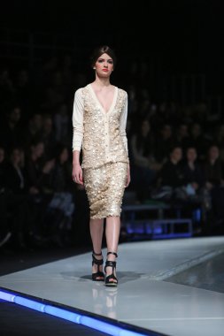 aleksandra dojcinovic, zagreb, Hırvatistan 'fashion.hr' show tarafından tasarlanan kıyafetleri moda model.