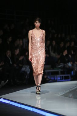 aleksandra dojcinovic, zagreb, Hırvatistan 'fashion.hr' show tarafından tasarlanan kıyafetleri moda model.