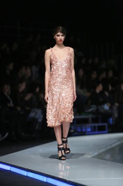 aleksandra dojcinovic, zagreb, Hırvatistan 'fashion.hr' show tarafından tasarlanan kıyafetleri moda model.