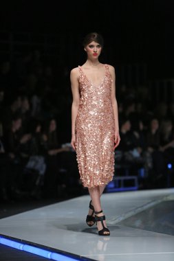 aleksandra dojcinovic, zagreb, Hırvatistan 'fashion.hr' show tarafından tasarlanan kıyafetleri moda model.