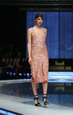 aleksandra dojcinovic, zagreb, Hırvatistan 'fashion.hr' show tarafından tasarlanan kıyafetleri moda model.