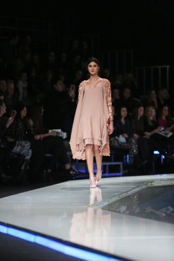 aleksandra dojcinovic, zagreb, Hırvatistan 'fashion.hr' show tarafından tasarlanan kıyafetleri moda model.