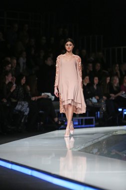 aleksandra dojcinovic, zagreb, Hırvatistan 'fashion.hr' show tarafından tasarlanan kıyafetleri moda model.
