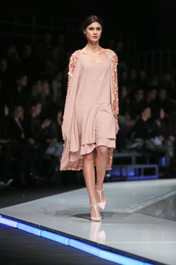 aleksandra dojcinovic, zagreb, Hırvatistan 'fashion.hr' show tarafından tasarlanan kıyafetleri moda model.