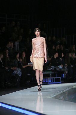 aleksandra dojcinovic, zagreb, Hırvatistan 'fashion.hr' show tarafından tasarlanan kıyafetleri moda model.