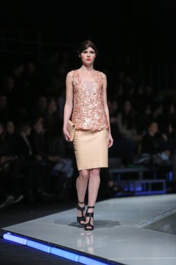 aleksandra dojcinovic, zagreb, Hırvatistan 'fashion.hr' show tarafından tasarlanan kıyafetleri moda model.