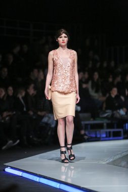 aleksandra dojcinovic, zagreb, Hırvatistan 'fashion.hr' show tarafından tasarlanan kıyafetleri moda model.